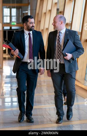 Schottlands erster Minister Humza Yousaf trifft zusammen mit Gesundheits- und Sozialminister Neil Gray (rechts) für First Minster's Questions (FMQ) im schottischen Parlament in Holyrood, Edinburgh ein. Bilddatum: Donnerstag, 22. Februar 2024. Stockfoto