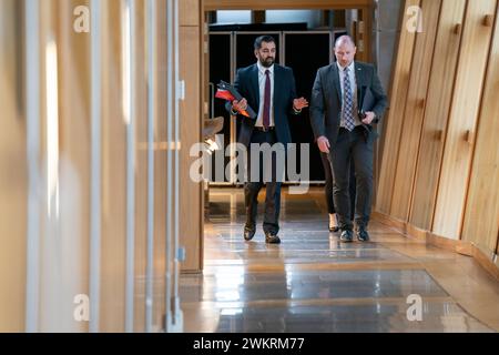 Schottlands erster Minister Humza Yousaf trifft zusammen mit Gesundheits- und Sozialminister Neil Gray (rechts) für First Minster's Questions (FMQ) im schottischen Parlament in Holyrood, Edinburgh ein. Bilddatum: Donnerstag, 22. Februar 2024. Stockfoto