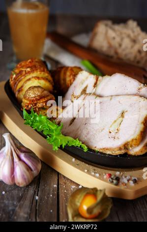 Am Sonntag gebratenes Schweinefilet, saftiges und saftiges, im Ofen gebackenes Stück Fleisch, das mit Senf und Gewürzen eingerieben ist: Rosmarin, Lorbeerblatt, Limettensaft und peppe Stockfoto