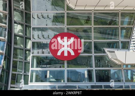 MTR-Bahnschild, Logo vor der West Kowloon Station, Hongkong Stockfoto