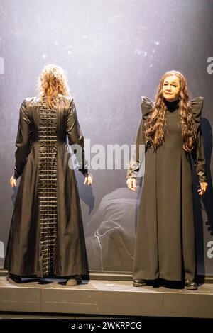 Penthesilea - ein Requiem VON Nino Haratischwili Regie Nino Haratischwili mit Almut Zilcher, Eka Nizharadze, Anano Makharadze, Manuel Harder, Jens Koch, am 21.02.2024 in Berlin, DT Bühne, Deutsches Theater, Kammer, Deutschland *** Penthesilea Ein Requiem VON Nino Haratischwili Regie: Nino Haratischwili mit Almut Zilcher, Eka Nizharadze, Anano Makharadze, Manuel Harder, Jens Koch, am 21 02 2024 in Berlin, DT Bühne, Deutsches Theater, Kammer, Deutschland Stockfoto