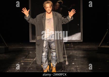Penthesilea - ein Requiem VON Nino Haratischwili Regie Nino Haratischwili mit Almut Zilcher, Eka Nizharadze, Anano Makharadze, Manuel Harder, Jens Koch, am 21.02.2024 in Berlin, DT Bühne, Deutsches Theater, Kammer, Deutschland *** Penthesilea Ein Requiem VON Nino Haratischwili Regie: Nino Haratischwili mit Almut Zilcher, Eka Nizharadze, Anano Makharadze, Manuel Harder, Jens Koch, am 21 02 2024 in Berlin, DT Bühne, Deutsches Theater, Kammer, Deutschland Stockfoto