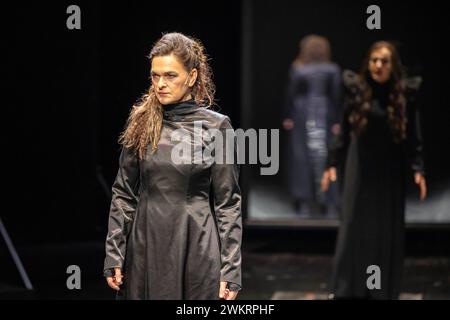 Penthesilea - ein Requiem VON Nino Haratischwili Regie Nino Haratischwili mit Almut Zilcher, Eka Nizharadze, Anano Makharadze, Manuel Harder, Jens Koch, am 21.02.2024 in Berlin, DT Bühne, Deutsches Theater, Kammer, Deutschland *** Penthesilea Ein Requiem VON Nino Haratischwili Regie: Nino Haratischwili mit Almut Zilcher, Eka Nizharadze, Anano Makharadze, Manuel Harder, Jens Koch, am 21 02 2024 in Berlin, DT Bühne, Deutsches Theater, Kammer, Deutschland Stockfoto