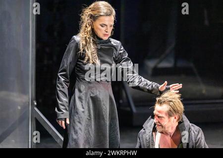 Penthesilea - ein Requiem VON Nino Haratischwili Regie Nino Haratischwili mit Almut Zilcher, Eka Nizharadze, Anano Makharadze, Manuel Harder, Jens Koch, am 21.02.2024 in Berlin, DT Bühne, Deutsches Theater, Kammer, Deutschland *** Penthesilea Ein Requiem VON Nino Haratischwili Regie: Nino Haratischwili mit Almut Zilcher, Eka Nizharadze, Anano Makharadze, Manuel Harder, Jens Koch, am 21 02 2024 in Berlin, DT Bühne, Deutsches Theater, Kammer, Deutschland Stockfoto