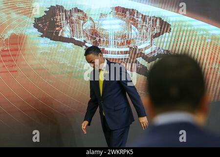 Die thailändische Premierministerin Srettha Tavisin geht nach seiner Rede über die "Thailand Vision" während einer Pressekonferenz im parlamentsgebäude in Bangkok von der Bühne herunter. Premierministerin Srettha Thavisin hat die Thailand Vision 2030 vorgestellt, mit der sie sich verpflichtet, Thailand als globales Industriestandort zu stärken und die Wirtschaft in Richtung einer nachhaltigen Zukunft zu treiben, einschließlich Tourismus, Wellness und Medizin, Lebensmittel, Luftfahrt, zukünftige Automobilfertigung, Technologie und Finanzen. Er fügte hinzu, dass die Regierung visafreies Reisen anbieten wird, die Regeln für den Alkoholkonsum bei Konzerten ändern und die Öffnungszeiten der Unterhaltung anpassen wird Stockfoto