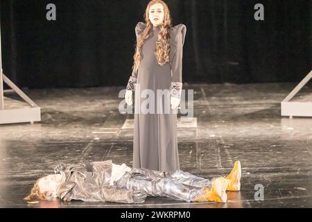 Penthesilea - ein Requiem VON Nino Haratischwili Regie Nino Haratischwili mit Almut Zilcher, Eka Nizharadze, Anano Makharadze, Manuel Harder, Jens Koch, am 21.02.2024 in Berlin, DT Bühne, Deutsches Theater, Kammer, Deutschland *** Penthesilea Ein Requiem VON Nino Haratischwili Regie: Nino Haratischwili mit Almut Zilcher, Eka Nizharadze, Anano Makharadze, Manuel Harder, Jens Koch, am 21 02 2024 in Berlin, DT Bühne, Deutsches Theater, Kammer, Deutschland Stockfoto