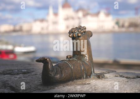 Főkukac, eine Bronzestatue des ungarischen ukrainischen Bildhauers Mihaly Kolodko, ungarisches Parlament auf der anderen Seite der Donau, Budapest, Ungarn Stockfoto