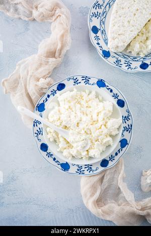 Roher Quark, körniger Hüttenkäse, Ricotta, Bauernkäse (Tworog) Stockfoto