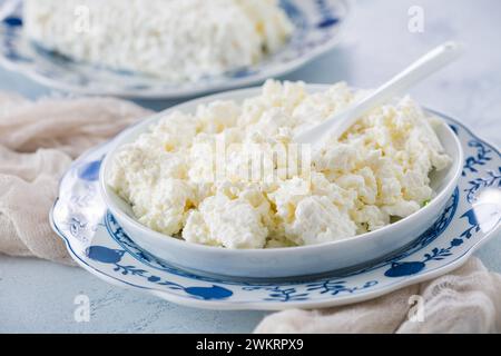 Roher Quark, körniger Hüttenkäse, Ricotta, Bauernkäse (Tworog) Stockfoto