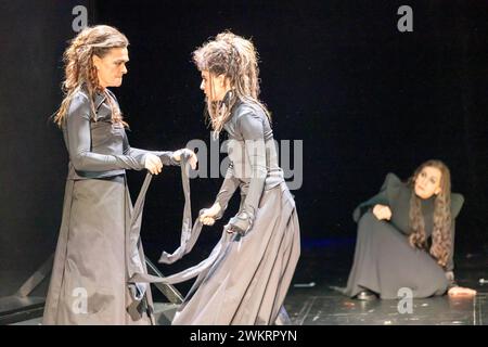 Penthesilea - ein Requiem VON Nino Haratischwili Regie Nino Haratischwili mit Almut Zilcher, Eka Nizharadze, Anano Makharadze, Manuel Harder, Jens Koch, am 21.02.2024 in Berlin, DT Bühne, Deutsches Theater, Kammer, Deutschland *** Penthesilea Ein Requiem VON Nino Haratischwili Regie: Nino Haratischwili mit Almut Zilcher, Eka Nizharadze, Anano Makharadze, Manuel Harder, Jens Koch, am 21 02 2024 in Berlin, DT Bühne, Deutsches Theater, Kammer, Deutschland Stockfoto