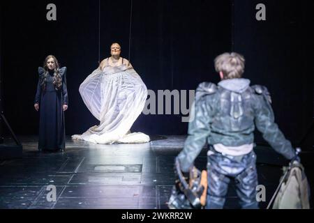 Penthesilea - ein Requiem VON Nino Haratischwili Regie Nino Haratischwili mit Almut Zilcher, Eka Nizharadze, Anano Makharadze, Manuel Harder, Jens Koch, am 21.02.2024 in Berlin, DT Bühne, Deutsches Theater, Kammer, Deutschland *** Penthesilea Ein Requiem VON Nino Haratischwili Regie: Nino Haratischwili mit Almut Zilcher, Eka Nizharadze, Anano Makharadze, Manuel Harder, Jens Koch, am 21 02 2024 in Berlin, DT Bühne, Deutsches Theater, Kammer, Deutschland Stockfoto