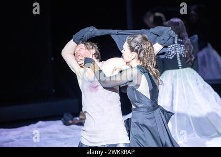 Penthesilea - ein Requiem VON Nino Haratischwili Regie Nino Haratischwili mit Almut Zilcher, Eka Nizharadze, Anano Makharadze, Manuel Harder, Jens Koch, am 21.02.2024 in Berlin, DT Bühne, Deutsches Theater, Kammer, Deutschland *** Penthesilea Ein Requiem VON Nino Haratischwili Regie: Nino Haratischwili mit Almut Zilcher, Eka Nizharadze, Anano Makharadze, Manuel Harder, Jens Koch, am 21 02 2024 in Berlin, DT Bühne, Deutsches Theater, Kammer, Deutschland Stockfoto
