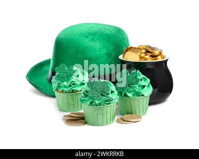 St. Patrick's Day Party. Leckere, festlich dekorierte Cupcakes, grüner Hut und Topf aus Gold, isoliert auf weiß Stockfoto