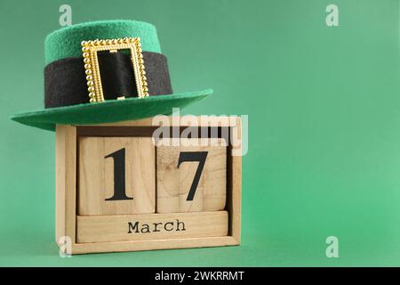 St. Patrick's Day - 17. März. Blockkalender und Leprechaun Hut auf grünem Hintergrund. Leerzeichen für Text Stockfoto