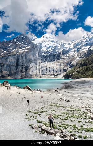 Malerischer Blick auf den See Oeschinen (Oeschinensee) und den Berg Blüemlisalp, Schweiz Stockfoto