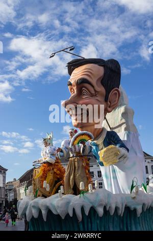 AALST, BELGIEN, 12. FEBRUAR 2024: Alexander de Croo (Premierminister) Karikaturkopf auf einem Karnevalswagen Aalst. Aalst Mardi Gras ist der größte Carniv Stockfoto