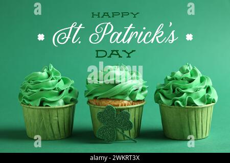 Happy St. Patricks Tageskarte. Leckere Cupcakes und Text auf grünem Hintergrund Stockfoto