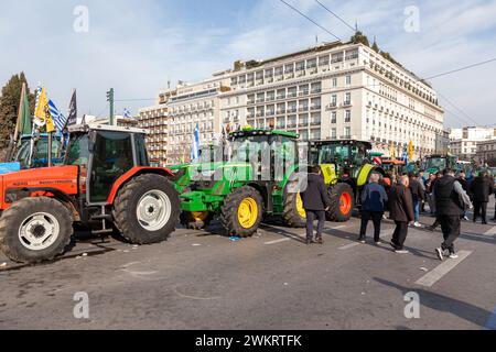 Bauern mit Traktoren auf dem Syntagma-Platz nehmen an einer Protestkundgebung Teil. Stockfoto