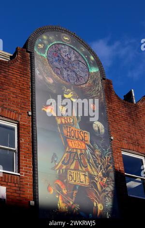 Das Sonnenlicht des Winters beleuchtet die Details des Wandgemäldes von Andy Jack Nash in der Bastelhalle The House That Jack Built, Plymouth, Devon. Stockfoto