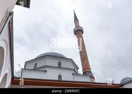 Die Kaisermoschee ist ein wichtiges Wahrzeichen in Sarajevo und die erste Moschee, die 1457 nach der osmanischen Eroberung Bosniens errichtet wurde. Stockfoto