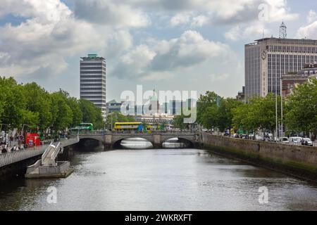 DUBLIN, Irland - 4. August 2023: Skyline der Stadt entlang des Flusses Liffey, von der Ha'Penny-Brücke aus gesehen Stockfoto