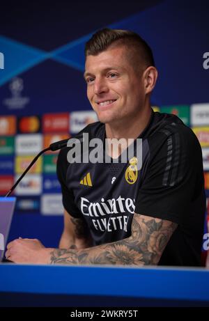 Leipzig, Deutschland. Februar 2024. Fußball: Champions League, vor dem ersten Leg des Achtelfinales zwischen RB Leipzig und Real Madrid. Real's Spieler Toni Kroos spricht auf der Pressekonferenz. Rund drei Jahre nach seiner Pensionierung wird Toni Kroos erneut für die deutsche Fußballnationalmannschaft spielen. Auf Wunsch von Nationaltrainer Nagelsmann wird er ab März wieder für Deutschland spielen, kündigte der 34-jährige Mittelfeldspieler von Real Madrid auf Instagram an. Quelle: Jan Woitas/dpa/Alamy Live News Stockfoto