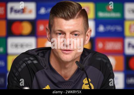 Leipzig, Deutschland. Februar 2024. Fußball: Champions League, vor dem ersten Leg des Achtelfinales zwischen RB Leipzig und Real Madrid. Real's Spieler Toni Kroos spricht auf der Pressekonferenz. Rund drei Jahre nach seiner Pensionierung wird Toni Kroos erneut für die deutsche Fußballnationalmannschaft spielen. Auf Wunsch von Nationaltrainer Nagelsmann wird er ab März wieder für Deutschland spielen, kündigte der 34-jährige Mittelfeldspieler von Real Madrid auf Instagram an. Quelle: Jan Woitas/dpa/Alamy Live News Stockfoto