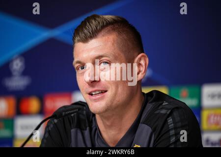 Leipzig, Deutschland. Februar 2024. Fußball: Champions League, vor dem ersten Leg des Achtelfinales zwischen RB Leipzig und Real Madrid. Real's Spieler Toni Kroos spricht auf der Pressekonferenz. Rund drei Jahre nach seiner Pensionierung wird Toni Kroos erneut für die deutsche Fußballnationalmannschaft spielen. Auf Wunsch von Nationaltrainer Nagelsmann wird er ab März wieder für Deutschland spielen, kündigte der 34-jährige Mittelfeldspieler von Real Madrid auf Instagram an. Quelle: Jan Woitas/dpa/Alamy Live News Stockfoto