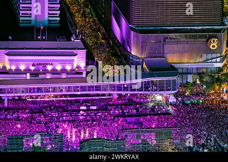 Menschenmassen in Ratchedamri, im Zentrum von Bangkok für Silvesterparty und -Konzert Stockfoto