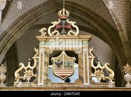 Dekoratives, gemaltes Wappen mit einer Krone im Inneren des Kolegiats der Kirche San Miguel Aguilar de Campoo Palencia Kastilien und Leon Spanien Stockfoto