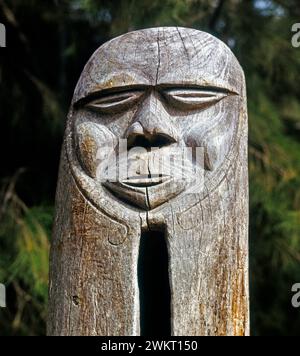 Historische Stammeskult-Maske eines Ambrym-Holzschnitzers von der Insel Ambrym des ozeanischen Staates Vanuatu, der zur Inselgruppe der Neuen Hebriden, auch Melanesien, im Suedwestpazik gehoert. Mit 7000 Menschen ist Ambrym die fuenftgroesste Insel des Landes. Melanesien *** historische Stammeskultmaske eines Ambrym-Holzschnitzers von der Insel Ambrym im ozeanischen Bundesstaat Vanuatu, Ambrym ist Teil des Archipels der Neuen Hebriden, auch Melanesien genannt, im Südwesten des Pazifiks und ist mit 7000 Einwohnern die fünftgrößte Insel Melanesiens Stockfoto