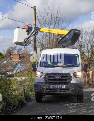 Externer Arbeiter auf der Straße, der als Telekommunikationsingenieur arbeitet Stockfoto