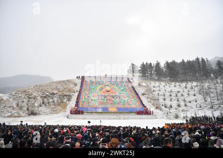 (240222) -- XIAHE, 22. Februar 2024 (Xinhua) -- dieses am 22. Februar 2024 aufgenommene Foto zeigt eine Szene der jährlichen Zeremonie der „Sonne des Buddha“ des Klosters Labrang im County Xiahe, nordwestchinesische Provinz Gansu. Mehr als 40.000 Gläubige und Touristen aus dem in- und Ausland nahmen an einer großen tibetisch-buddhistischen Veranstaltung Teil, bekannt als die Zeremonie der „Sonne des Buddha“, die am Donnerstag im Kloster Labrang in der nordwestchinesischen Provinz Gansu stattfand. Die jährliche Veranstaltung ist eine der wichtigsten Zeremonien im 1709 erbauten Kloster Labrang, einem der sechs großen Tempel der Gelug-Schule des tibetischen Buddhismus Stockfoto