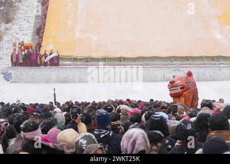 (240222) -- XIAHE, 22. Februar 2024 (Xinhua) -- dieses am 22. Februar 2024 aufgenommene Foto zeigt eine Szene der jährlichen Zeremonie der „Sonne des Buddha“ des Klosters Labrang im County Xiahe, nordwestchinesische Provinz Gansu. Mehr als 40.000 Gläubige und Touristen aus dem in- und Ausland nahmen an einer großen tibetisch-buddhistischen Veranstaltung Teil, bekannt als die Zeremonie der „Sonne des Buddha“, die am Donnerstag im Kloster Labrang in der nordwestchinesischen Provinz Gansu stattfand. Die jährliche Veranstaltung ist eine der wichtigsten Zeremonien im 1709 erbauten Kloster Labrang, einem der sechs großen Tempel der Gelug-Schule des tibetischen Buddhismus Stockfoto