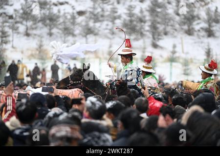 (240222) -- XIAHE, 22. Februar 2024 (Xinhua) -- ein Reiterteam führt den Weg zu einer Parade während der jährlichen Zeremonie der „Sonne des Buddha“ des Klosters Labrang in Xiahe, nordwestchinesische Provinz Gansu, 22. Februar 2024. Mehr als 40.000 Gläubige und Touristen aus dem in- und Ausland nahmen an einer großen tibetisch-buddhistischen Veranstaltung Teil, bekannt als die Zeremonie der „Sonne des Buddha“, die am Donnerstag im Kloster Labrang in der nordwestchinesischen Provinz Gansu stattfand. Die jährliche Veranstaltung ist eine der wichtigsten Zeremonien im 1709 erbauten Kloster Labrang, einem der sechs großen Tempel der Gelug-Schule von Tib Stockfoto