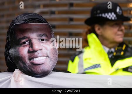 London, Großbritannien. Februar 2024. Ein pro-palästinensischer Aktivist aus London für ein freies Palästina, der eine Maske trägt, die ein Bild von David Lammy, dem Schattenstaatssekretär für auswärtige Angelegenheiten, Commonwealth und Entwicklung, zeigt, Proteste vor dem Sitz der Labour Party, um zu fordern, dass die Labour-Abgeordneten heute Abend im Parlament für den SNP-Antrag stimmen, der einen sofortigen und dauerhaften Waffenstillstand in Gaza fordert. Quelle: Mark Kerrison/Alamy Live News Stockfoto