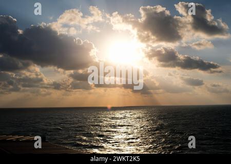 Lichtregen aus dem Blick auf den bewölkten Himmel über dem Meer Stockfoto