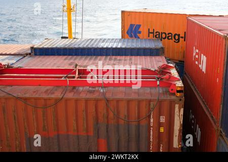 Surabaya, Indonesien, 28. Juli 2023: Containerhaufen beladen auf große Containerschiffe Stockfoto