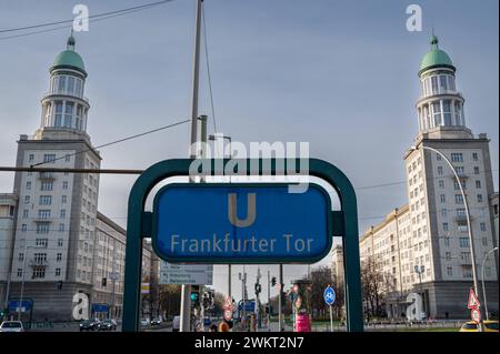 22.11.2023, Berlin, Deutschland, Europa - Zugang zur U-Bahnstation Frankfurter Tor an der Kreuzung Frankfurter Allee und Petersburger Straße mit historischen Wohngebaeuden im Zuckerbaeckerstil aus der DDR-Zeit am oestlichen Ende der Karl-Marx-Allee im Berliner Ortsteil Friedrichshain. *** 22 11 2023, Berlin, Deutschland, Europa Zugang zum U-Bahnhof Frankfurter Tor an der Kreuzung Frankfurter Allee und Petersburger Straße mit historischen Wohnhäusern im Zuckerbaecker-Stil aus der DDR-Zeit am östlichen Ende der Karl-Marx-Allee im Berliner Stadtteil Friedrichshai Stockfoto