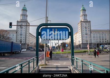 22.11.2023, Berlin, Deutschland, Europa - Zugang zur U-Bahnstation Frankfurter Tor an der Kreuzung Frankfurter Allee und Petersburger Straße mit historischen Wohngebaeuden im Zuckerbaeckerstil aus der DDR-Zeit am oestlichen Ende der Karl-Marx-Allee im Berliner Ortsteil Friedrichshain. *** 22 11 2023, Berlin, Deutschland, Europa Zugang zum U-Bahnhof Frankfurter Tor an der Kreuzung Frankfurter Allee und Petersburger Straße mit historischen Wohnhäusern im Zuckerbaecker-Stil aus der DDR-Zeit am östlichen Ende der Karl-Marx-Allee im Berliner Stadtteil Friedrichshai Stockfoto