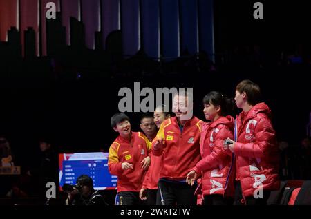 Busan, Südkorea. Februar 2024. Team China feiert den Sieg des Viertelfinals der Frauen gegen Südkorea beim Finale der ITTF World Team Table Tennis Championships Busan 2024 in Busan, Südkorea, 22. Februar 2024. Quelle: Tao Xiyi/Xinhua/Alamy Live News Stockfoto