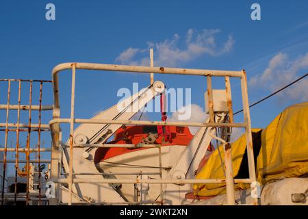 Rettungsbootausrüstung auf großen Schiffen Stockfoto