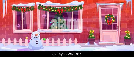 Die Hausfassade ist weihnachtlich dekoriert. Vektor-Karikaturillustration des Weihnachtsbaums im gemütlichen Zimmerfenster, Kranz und Girlande an der Tür, Schneemann in schneebedeckten gard Stock Vektor