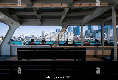 USA, Seattle, Washington State. Fährpassagiere mit Blick auf die Innenstadt von Seattle. Stockfoto