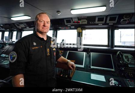 Konteradmiral David Patchell, stellvertretender Kommandeur der US Second Fleet auf der Brücke der ESPS Almirante Juan de Borbon, die im Hafen von Southampton liegt, und ist das Flaggschiff der Standing NATO Maritime Group One. SNMG1, bestehend aus fünf Kriegsschiffen der Allianz, nahm während der ersten großen Live-Übung von Übung Standfast Defender 24 an Schießübungen und Luftverteidigungssimulationen Teil, zusammen mit einer spanischen Task Group, während sie von Schottland nach Southampton segelte. Bilddatum: Donnerstag, 22. Februar 2024. Stockfoto