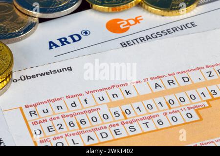 Symbolbild Rundfunkbeitrag, Beitragsservice: Nahaufnahme von einem Briefbogen mit ARD-Logo und ZDF-Logo und einem Überweisungsträger und Geldmünzen *** Symbolbild der Sendegebühr, Beitragsservice Nahaufnahme eines Briefkopfes mit ARD-Logo und ZDF-Logo sowie eines Überweisungsscheins und Münzen Copyright: xx Stockfoto