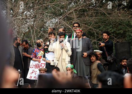 (2/17/2024) Anhänger der Pakistan Tehreek-e-Insaf (PTI)-Partei des ehemaligen Premierministers Imran Khan protestieren am 17. Februar 2024 gegen angebliche Manipulation der nationalen Wahlergebnisse Pakistans in Islamabad. Ein Top-pakistanischer Bürokrat sagte am 17. Februar, dass die Wahlen des Landes manipuliert worden seien, eine Woche nach den Wahlen, die von Vorwürfen der Takelage getrübt wurden, keinen klaren Gewinner zurückgegeben hätten. Der kommissar der Garnisonsstadt Rawalpindi, in der die mächtige Armee des Landes ihren Hauptsitz hat, sagte, er habe die Takelage persönlich überwacht, bevor er seinen Posten verließ. Während PTI-Chef Sher Afzal Marwat sprach Stockfoto