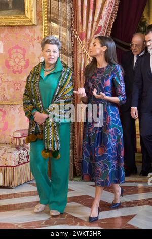 Madrid. Spanien. 20240222, Königin Letizia von Spanien, besucht Sandra Torres ein Mittagessen im Königspalast am 22. Februar 2024 in Madrid, Spanien Stockfoto