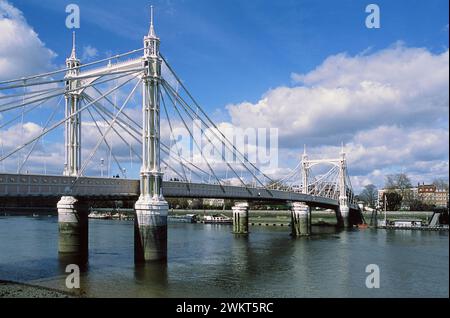 Albert Bridge über die Themse, vom Battersea Park, London, Großbritannien Stockfoto