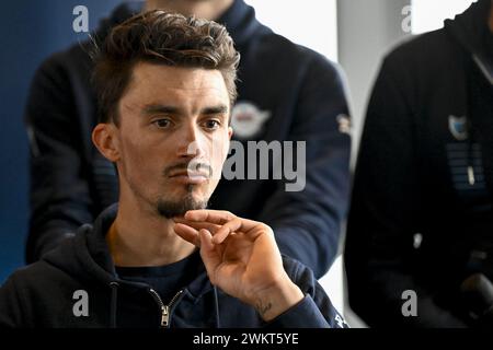 Kruisem, Belgien. Februar 2024. Der Franzose Julian Alaphilippe von Soudal Quick-Step wurde während einer Pressekonferenz des Radsportteams Soudal Quick-Step vor dem eintägigen Radrennen Omloop Het Nieuwsblad, dem Eröffnungsrennen der flämischen klassischen Eintagesaison, am Donnerstag, den 22. Februar 2024, vorgestellt. BELGA FOTO DIRK WAEM Credit: Belga News Agency/Alamy Live News Stockfoto